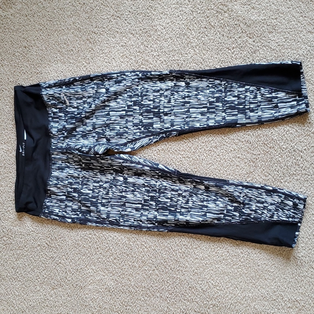 Nike Athletic crop pants size medium
